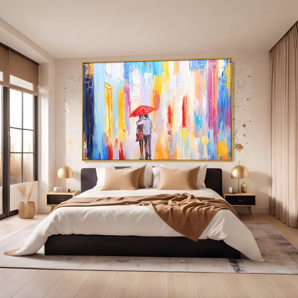 Tablou canvas cu pictura cu un cuplu sub umbrela, in rama de aluminiu auriu, pe perete intr-un dormitor
